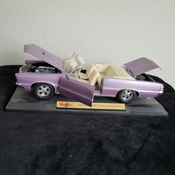 Maisto 1965 Pontiac G.T.O. Die-cast Model Car - Picture 4 of 10